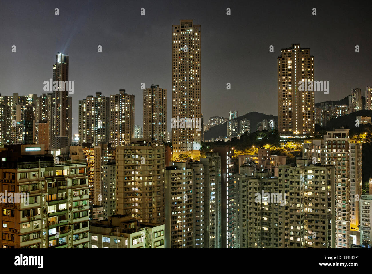 Hohe Gebäude in Hong Kong Island City Center bei Nacht Stockfoto