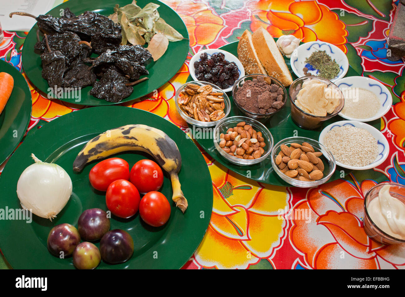 Oaxaca, Mexiko - Zutaten für Mole Negro, an einem Kochkurs für amerikanische Touristen angezeigt. Stockfoto