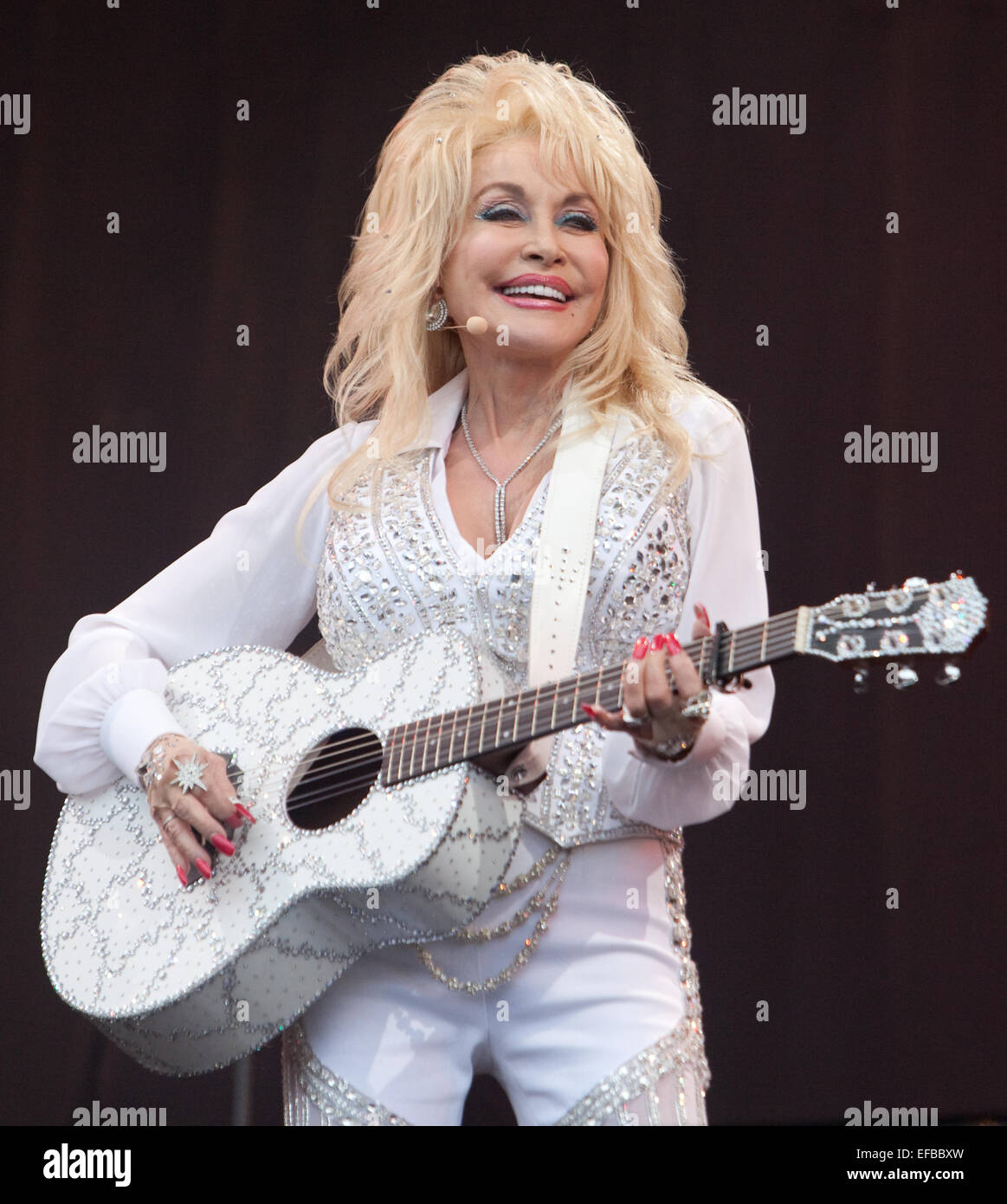29. Juni 2014. Dolly Parton singt "Jolene", eine riesige Menschenmenge am Sonntagnachmittag in der Pyramide-Phase gesammelt. Stockfoto