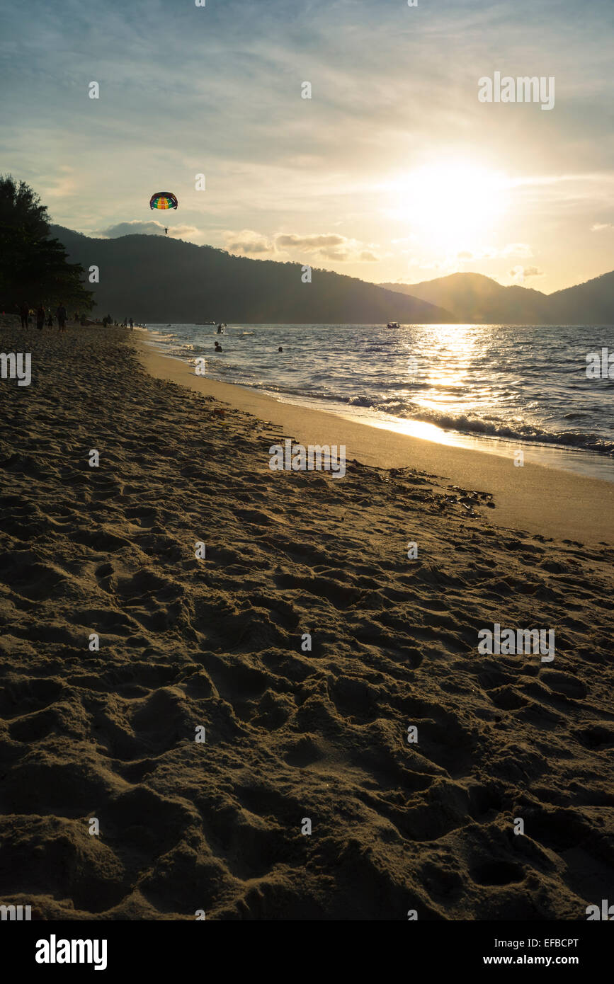 Aktivitäten am Strand während vor Sonnenuntergang Stunde Stockfoto