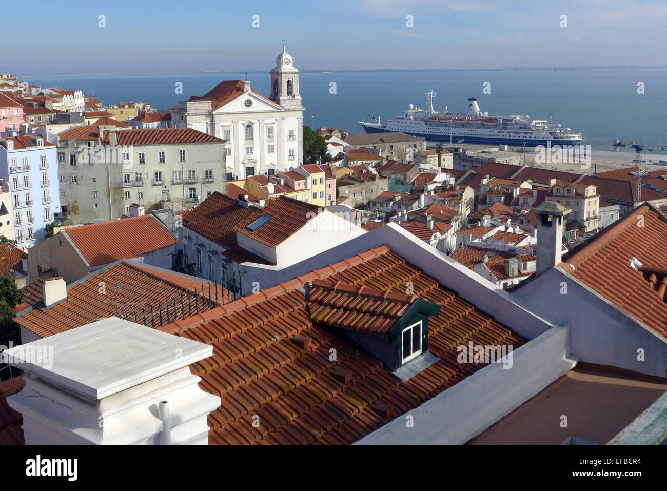 Ein Blick auf die Dächer der Alfama Viertel von Lissabon und den Tejo-Fluss mit der Kirche Sao Estevao. Stockfoto