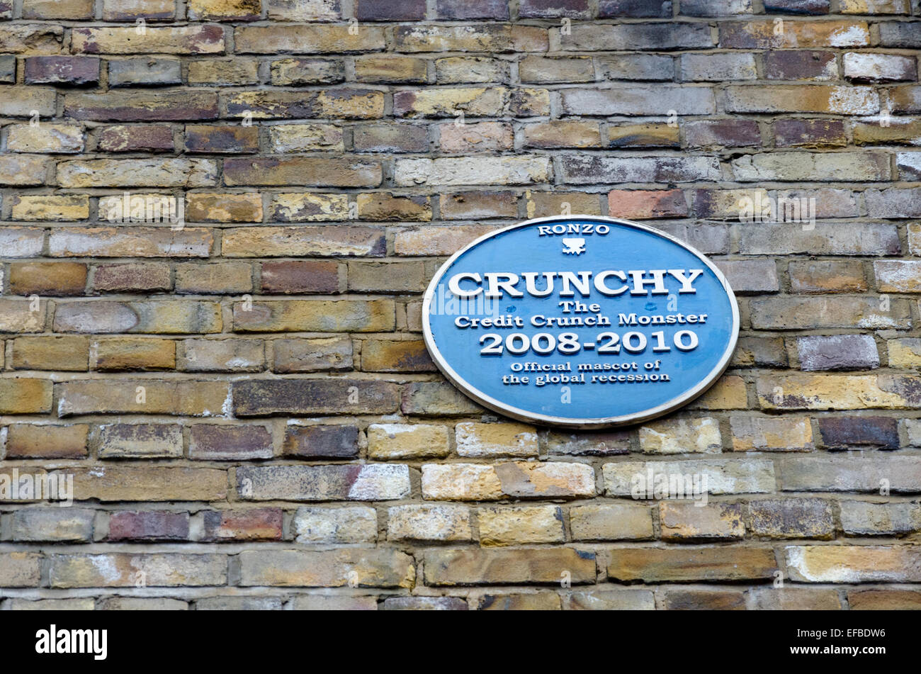 Blaue Plakette zeigt den ursprünglichen Loaction Ronzo Credit Crunch Monster. Great Eastern Street, Shoreditch, London Stockfoto