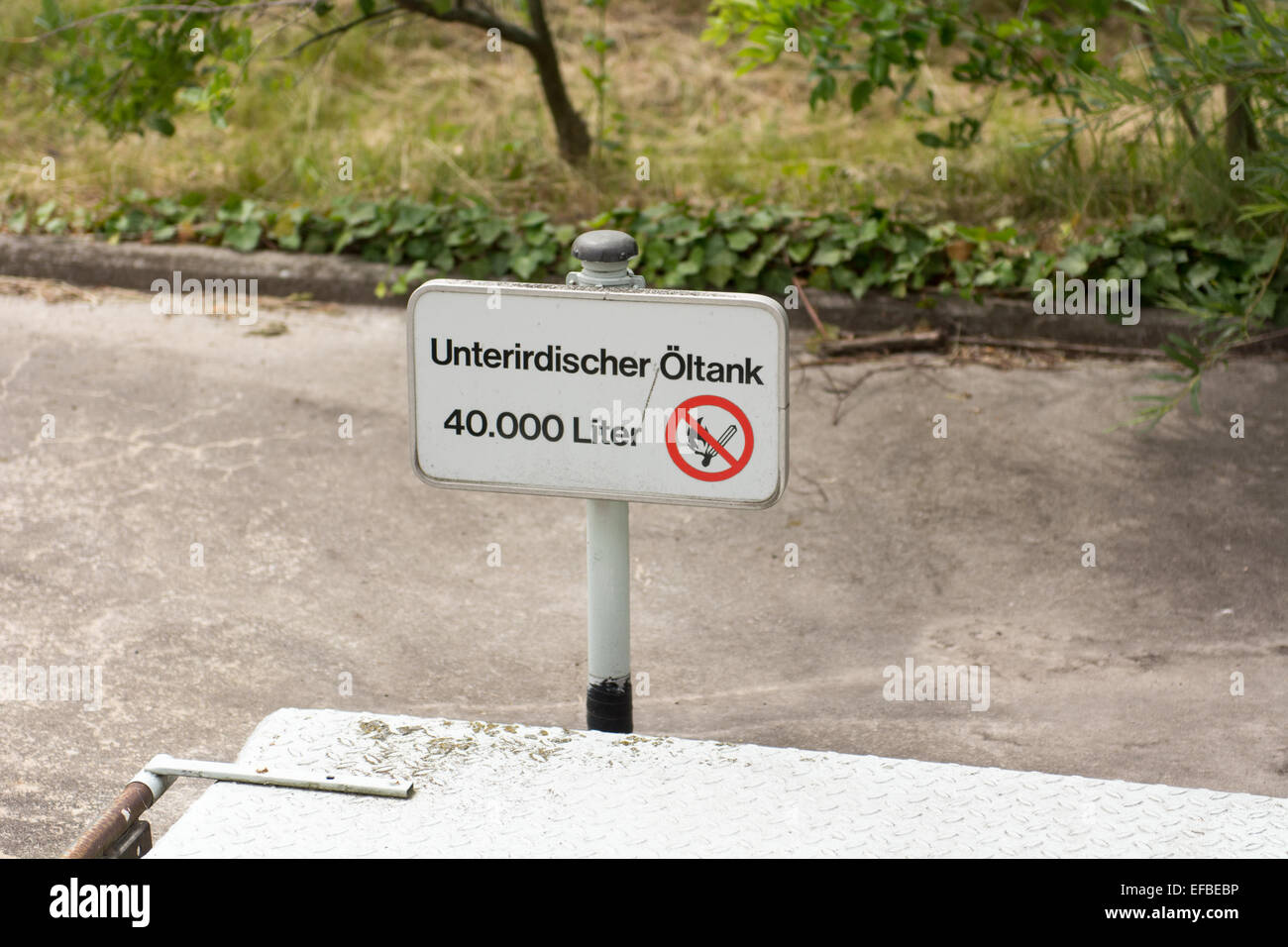 Deutsche Zeichen für einen unterirdischen Öltank besagt Unterirdischer öltank Stockfoto