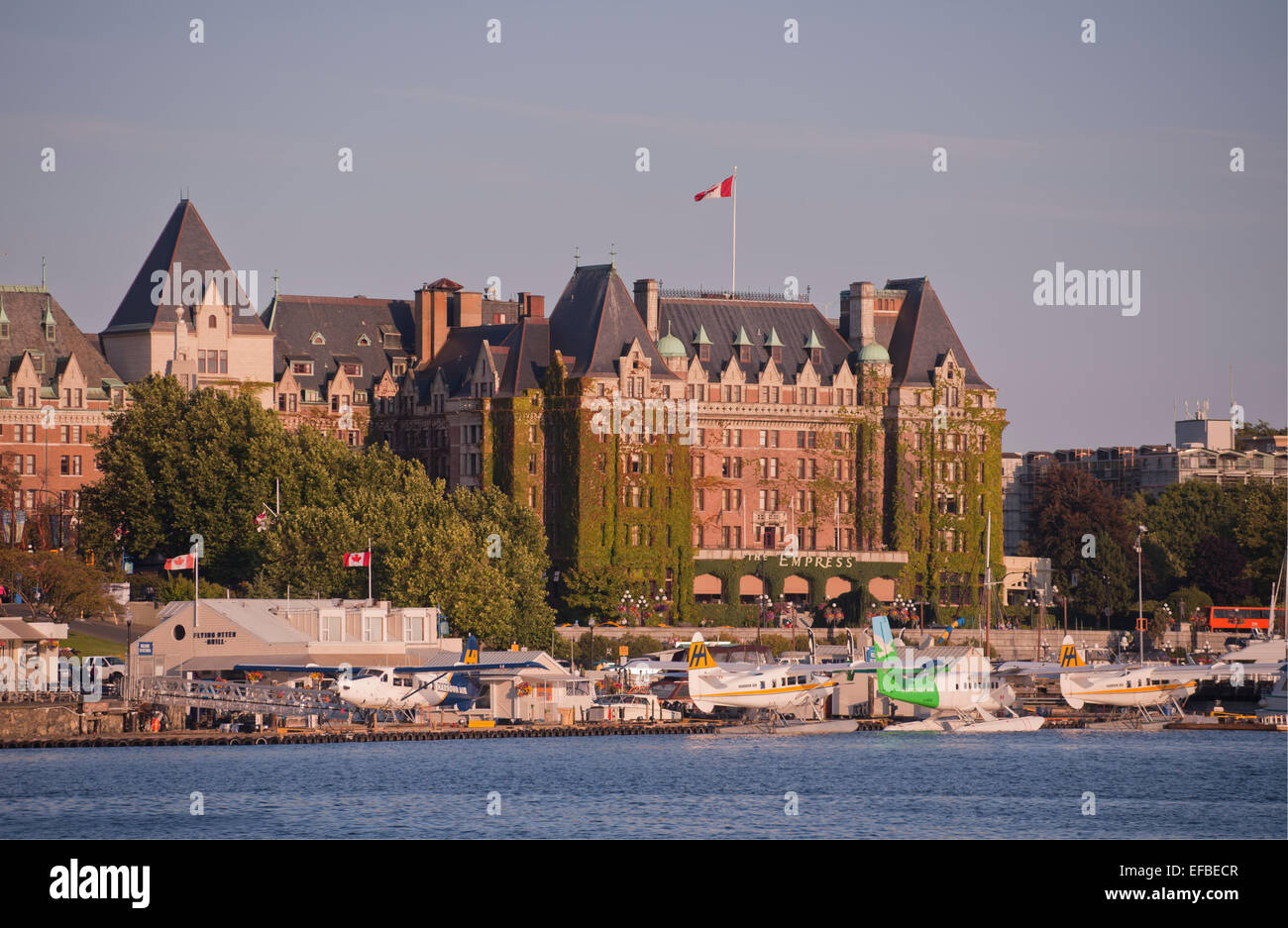 Das Empress Hotel und den Victoria Hafen mit dem Wasserflugzeug Basis im Vordergrund, Innenhafen, Victoria, BC. Stockfoto