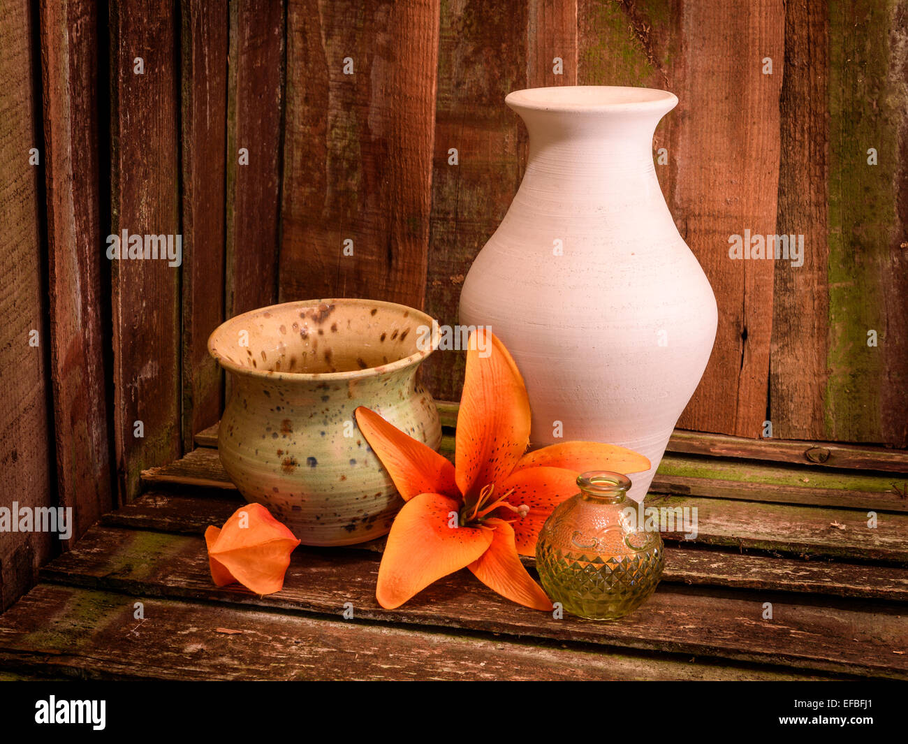 Ein rustikales Display mit orange Gold Stockfoto