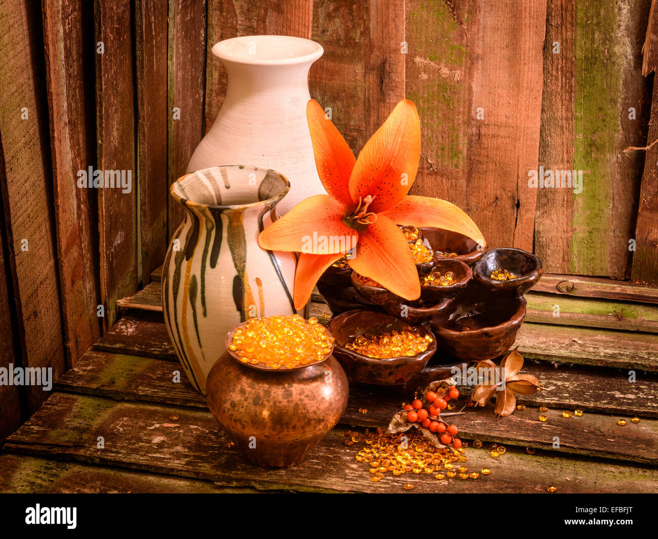 Ein rustikales Display mit orange Gold Stockfoto