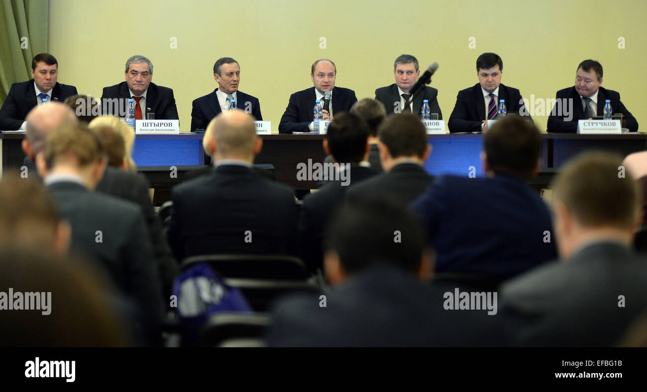 (150130)--Moskau, 30. Januar 2015 (Xinhua)--Minister of Russia Far East Development Alexander Galushka (C) beteiligt sich an der Round Table Diskussion über die sozio-ökonomischen Entwicklung des Fernen Osten Russlands in Moskau, 30. Januar 2015. (Xinhua/Pavel Bednyakov) Stockfoto