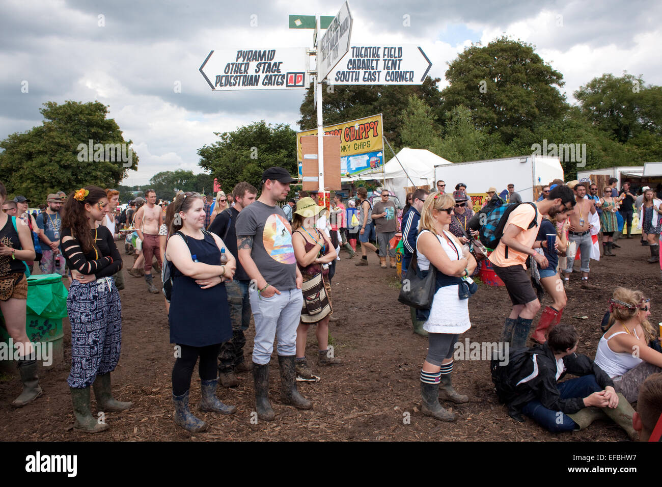 29. Juni 2014. Paul Currie unterhält ein Publikum im Bereich Zirkus beim Glastonbury Festival. Stockfoto