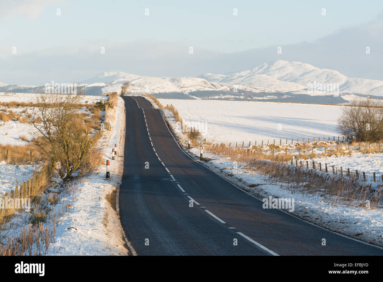 Open road in Scotland in winter - A875 Stirlingshire, central Scotland Stockfoto