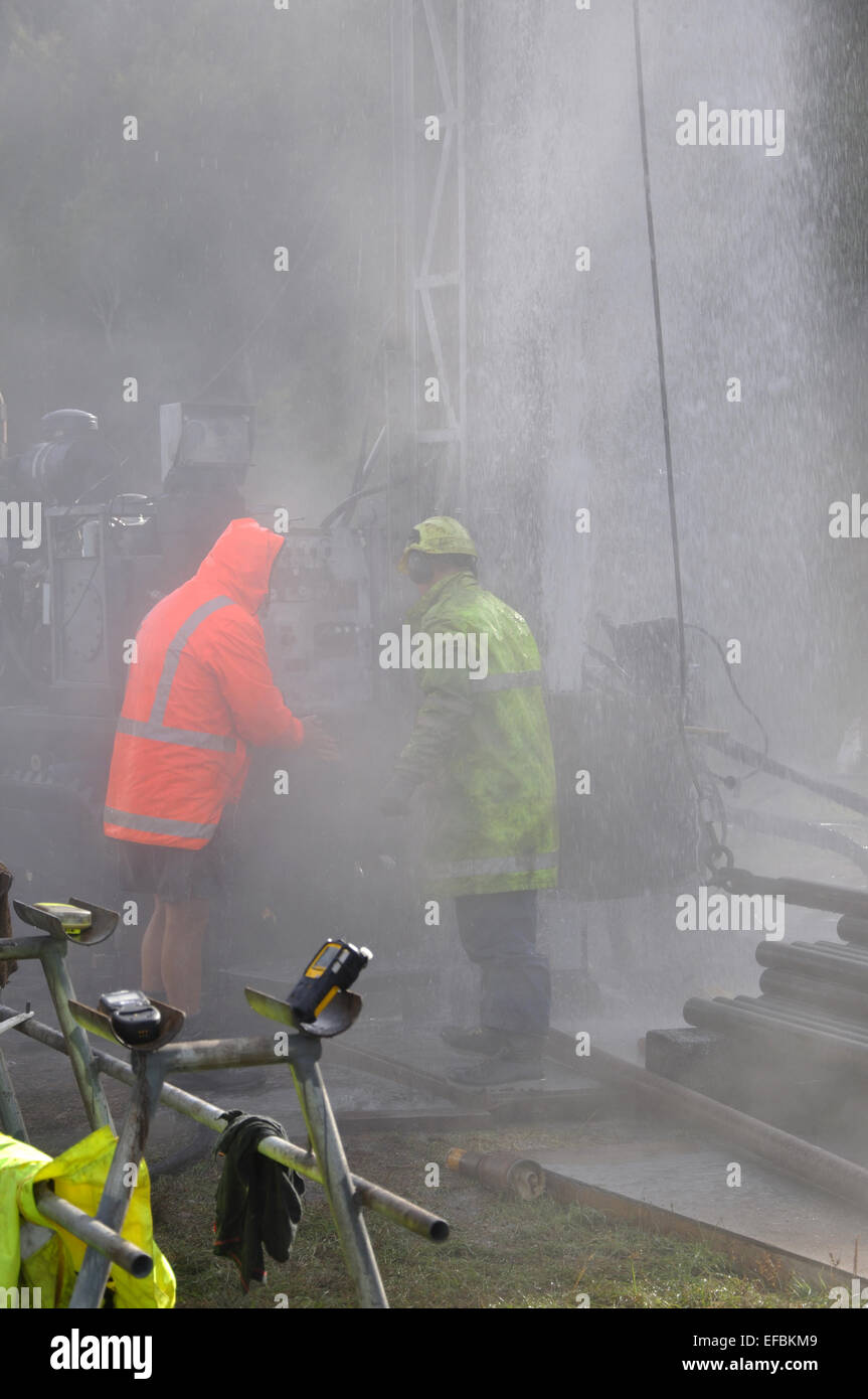 MOANA, NEW ZEALAND, 18. März 2010: Bohren Besatzungsmitglieder steuern einen Blowout an der Mündung eines Brunnens für Kohlenflöz Gas in der Nähe von Moana Stockfoto