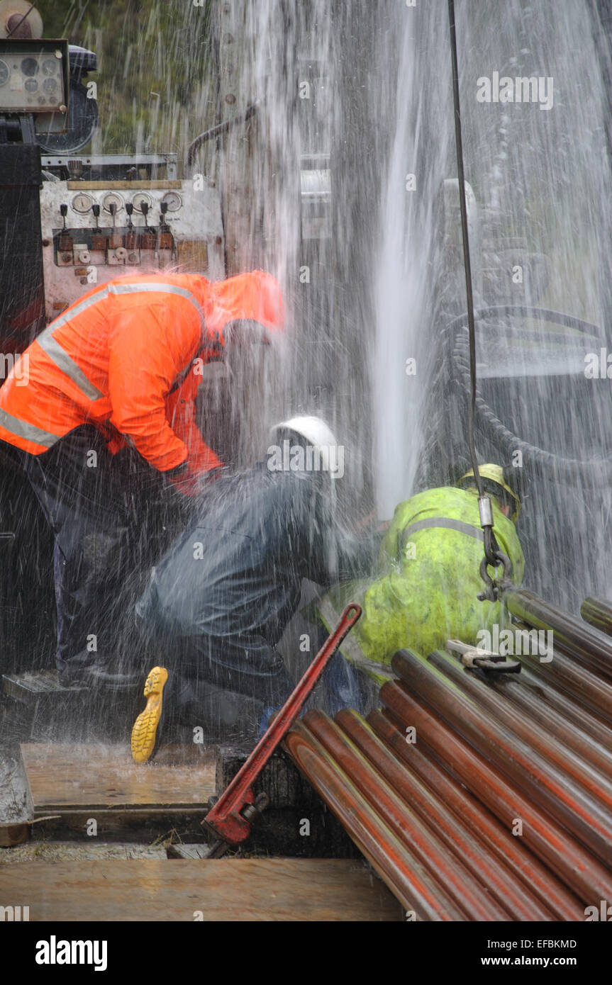 MOANA, NEW ZEALAND, 18. März 2010: Bohren Besatzungsmitglieder steuern einen Blowout an der Mündung eines Brunnens für Kohlenflöz Gas in der Nähe von Moana Stockfoto