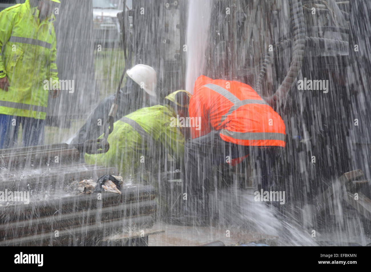 MOANA, NEW ZEALAND, 18. März 2010: Bohren Besatzungsmitglieder steuern einen Blowout an der Mündung eines Brunnens für Kohlenflöz Gas in der Nähe von Moana Stockfoto