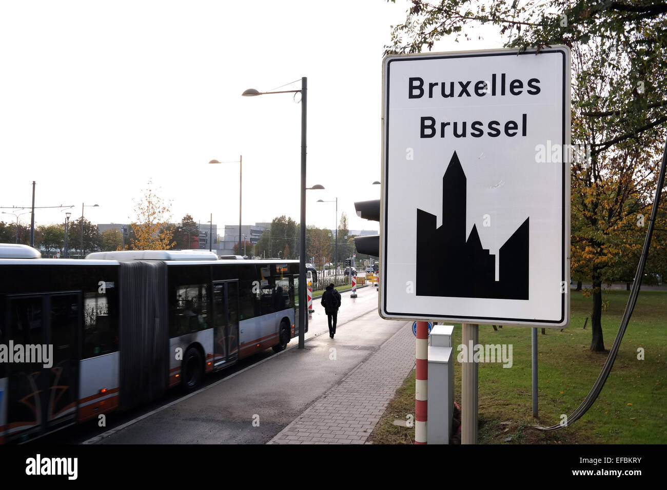 Bushaltestelle für den öffentlichen transport in der Nähe von dem Ortseingangsschild der Stadt Brüssel die Hauptstadt von Belgien Stockfoto