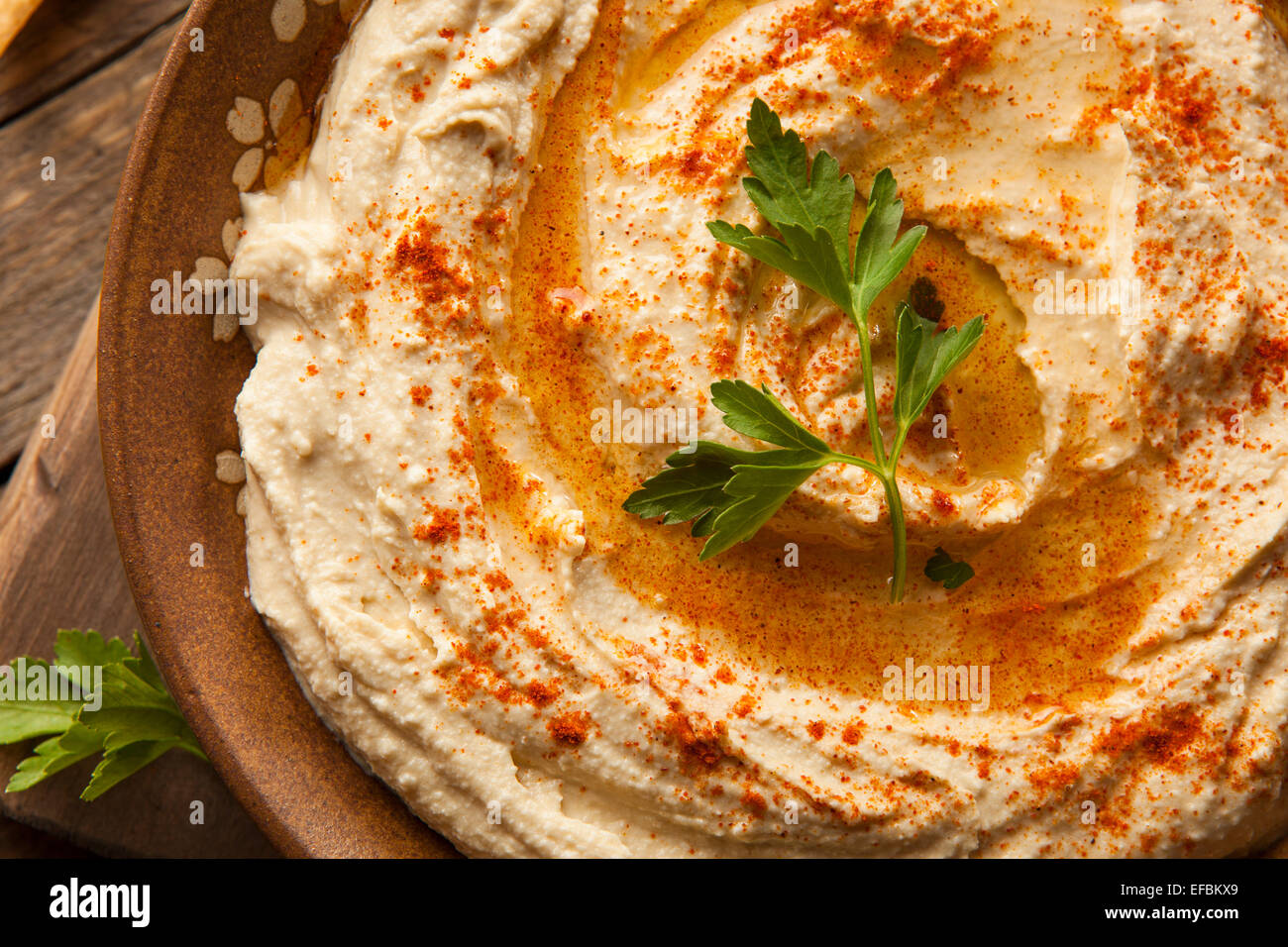 Gesunde hausgemachte cremige Hummus mit Olivenöl und Pita Chips Stockfoto