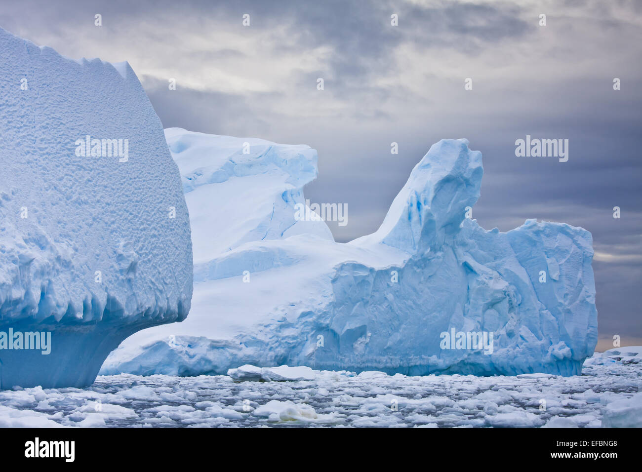 Riesiger Eisberg in der Antarktis Stockfoto