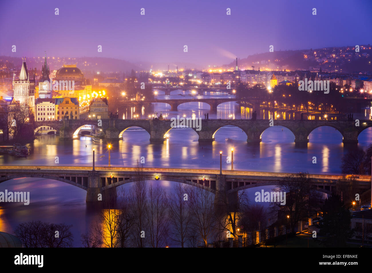Fluss Vltava (Moldau) in Prag mit Charles Bridge in der Dämmerung, Tschechische Republik Stockfoto