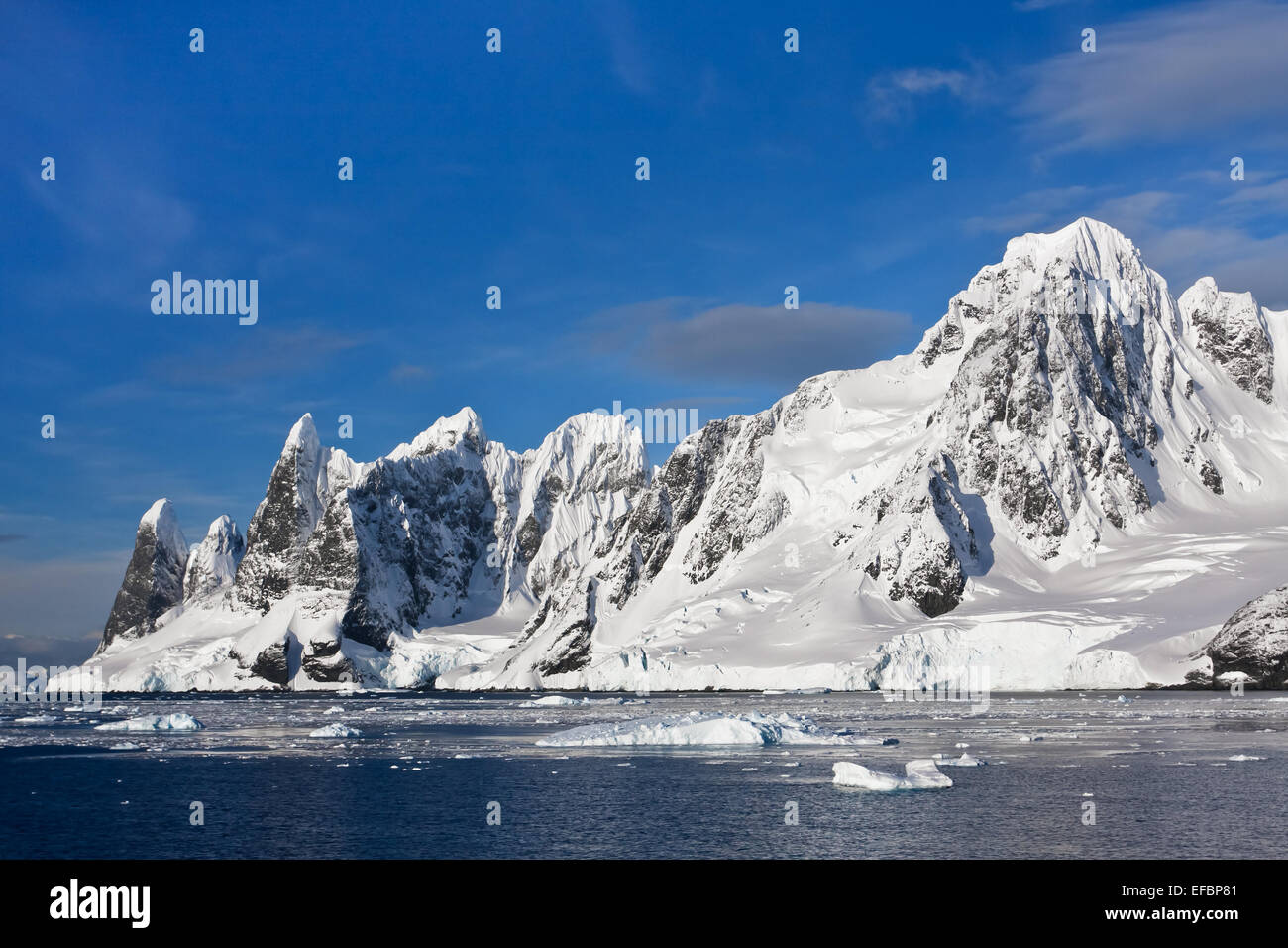 Schneebedeckte Berge in der Antarktis Stockfoto