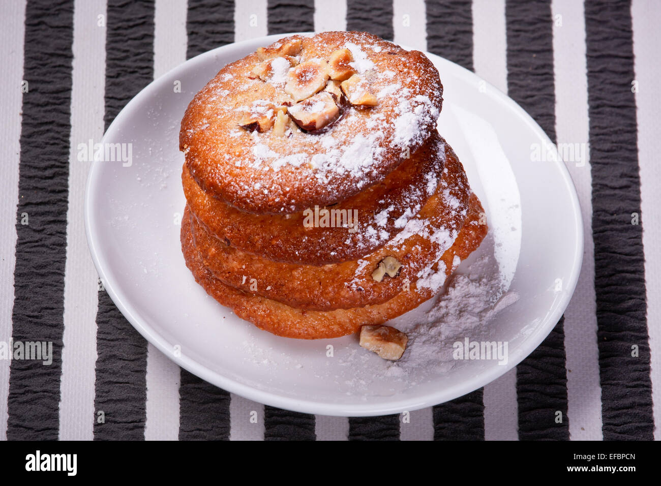 Haufen von leckeren Walnuss cookies Stockfoto