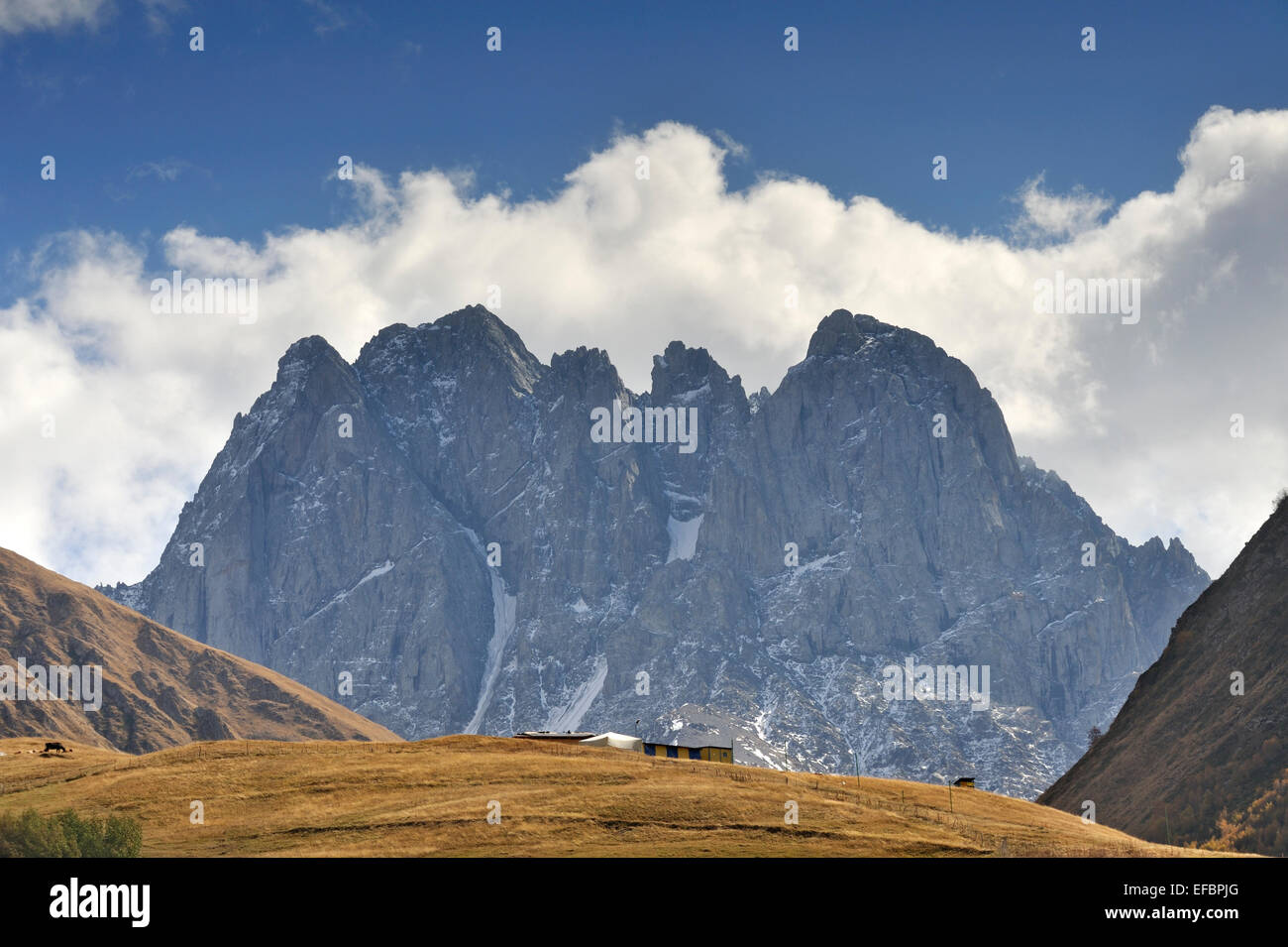 Mt Chaukhi und Landschaft rund um das Dorf Jute in der Nähe von Kasbegi, Kaukasus, Georgien Stockfoto