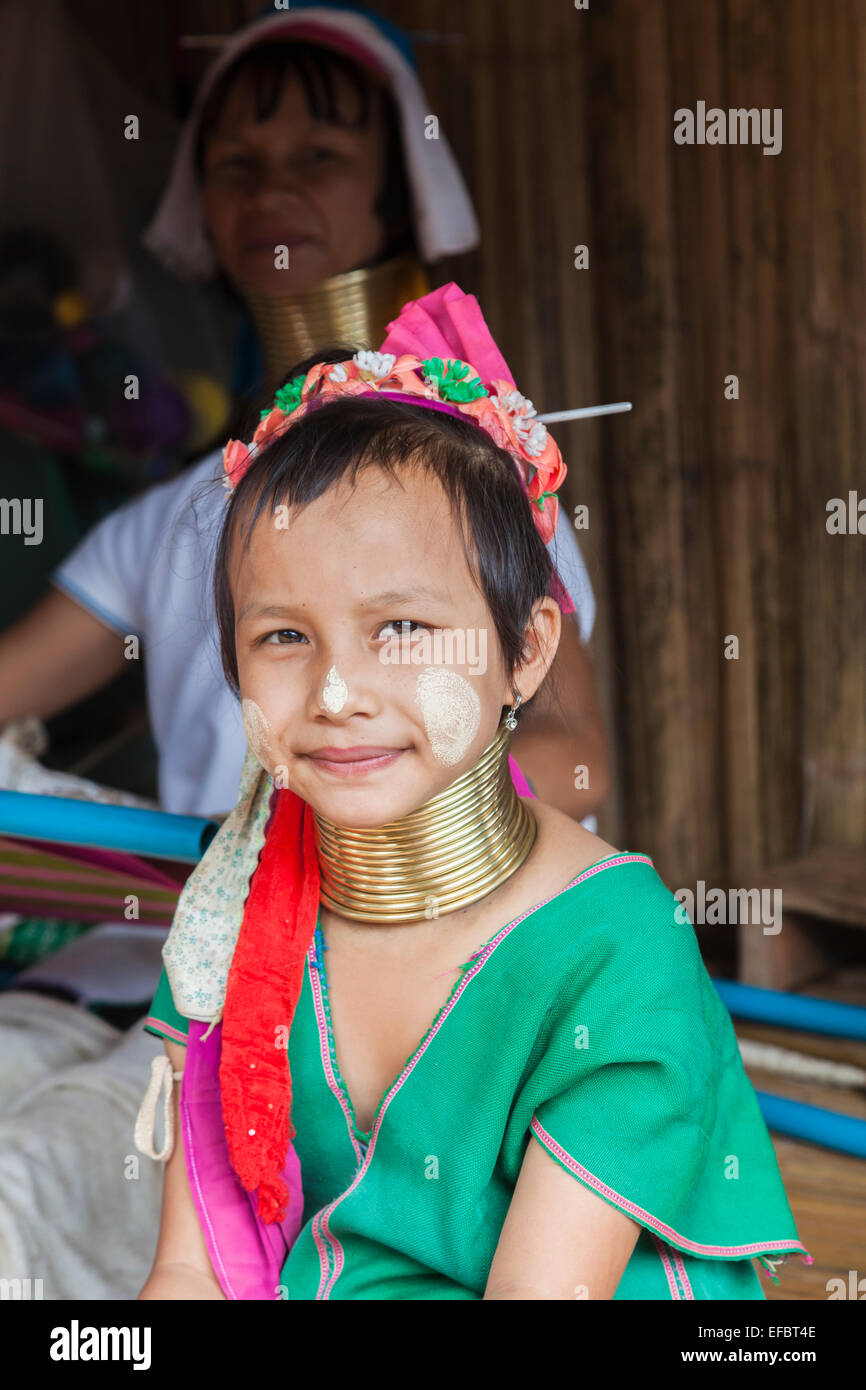 Süße junge burmesische Langhals Mädchen mit einer Bluse und Sonne Greenscreen in Karen Padong Dorf, Chiang Rai, Thailand Stockfoto