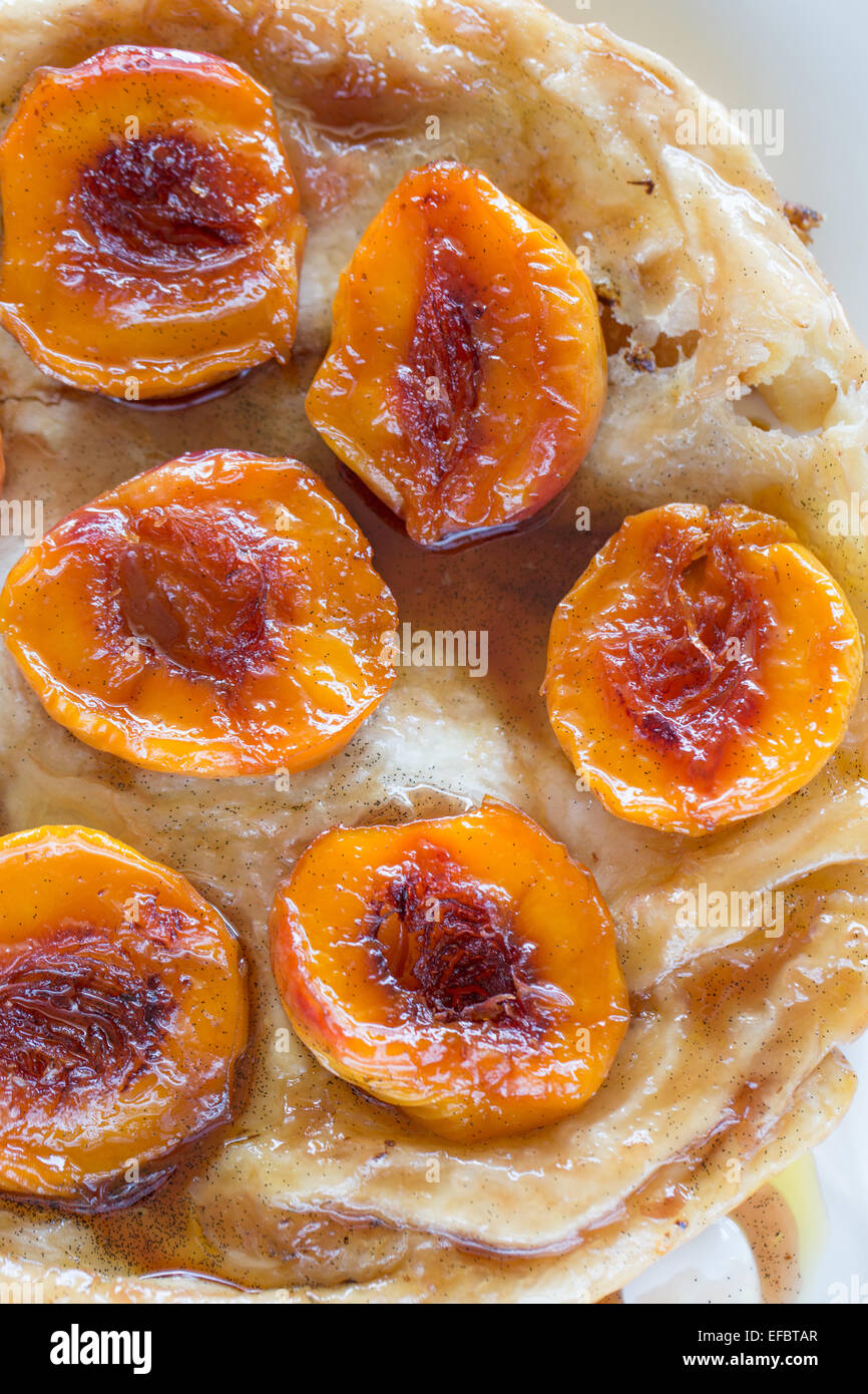 Draufsicht der Pfirsich Tarte Tatin Stockfoto