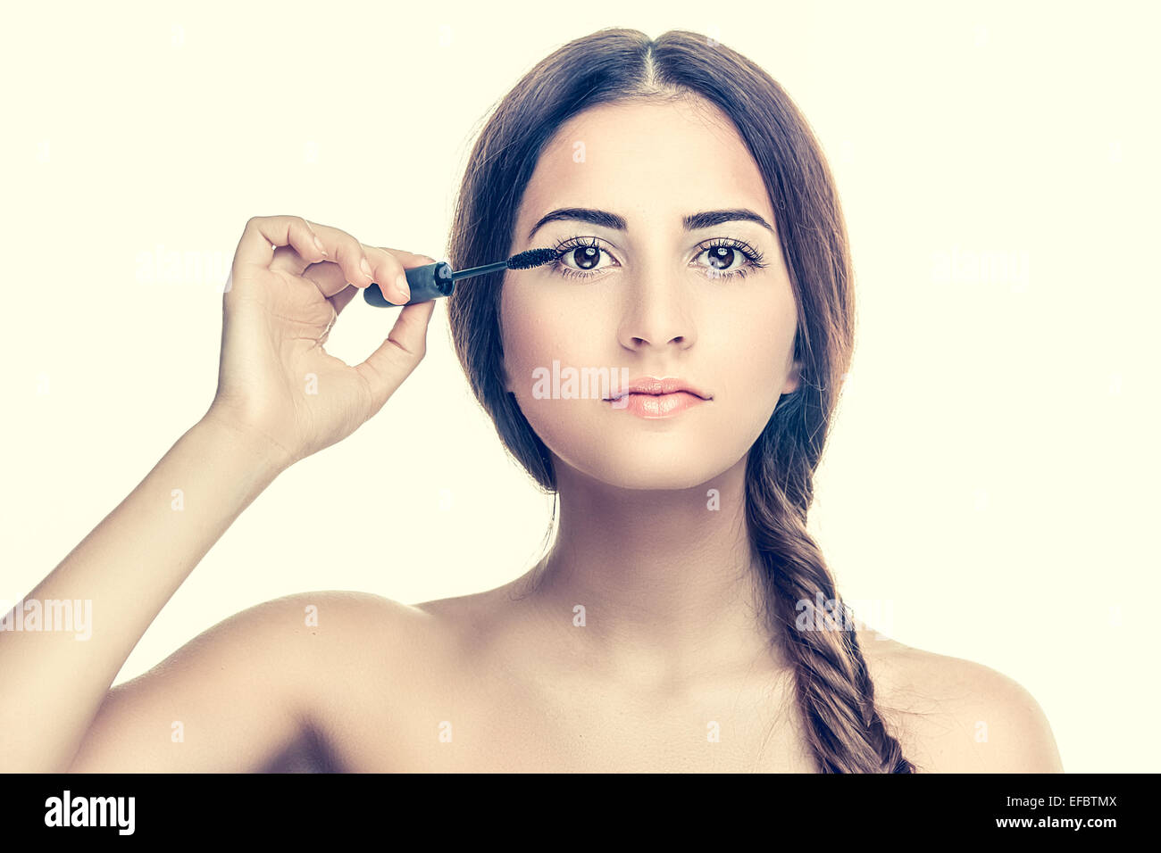 Frau Wimperntusche auftragen Stockfoto