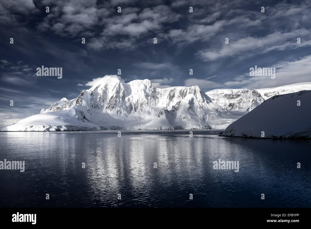 Schneebedeckte Berge in der Antarktis Stockfoto