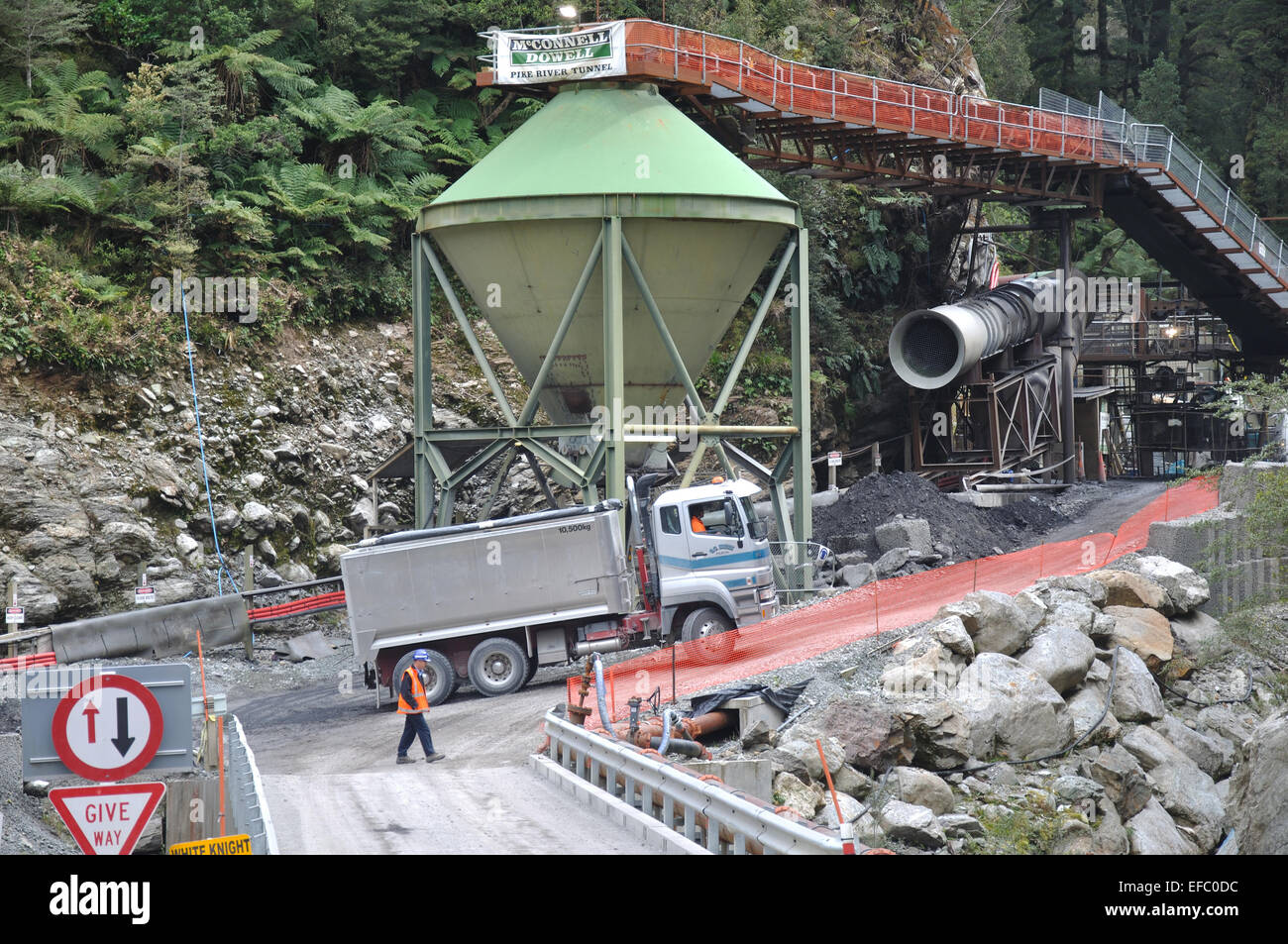 PIKE RIVER COAL MINE, NEW ZEALAND, 28.Oktober: Bergmann leitet einen LKW nahe dem Eingang von der Pike River Coal Mine, 28.10.2010 Stockfoto