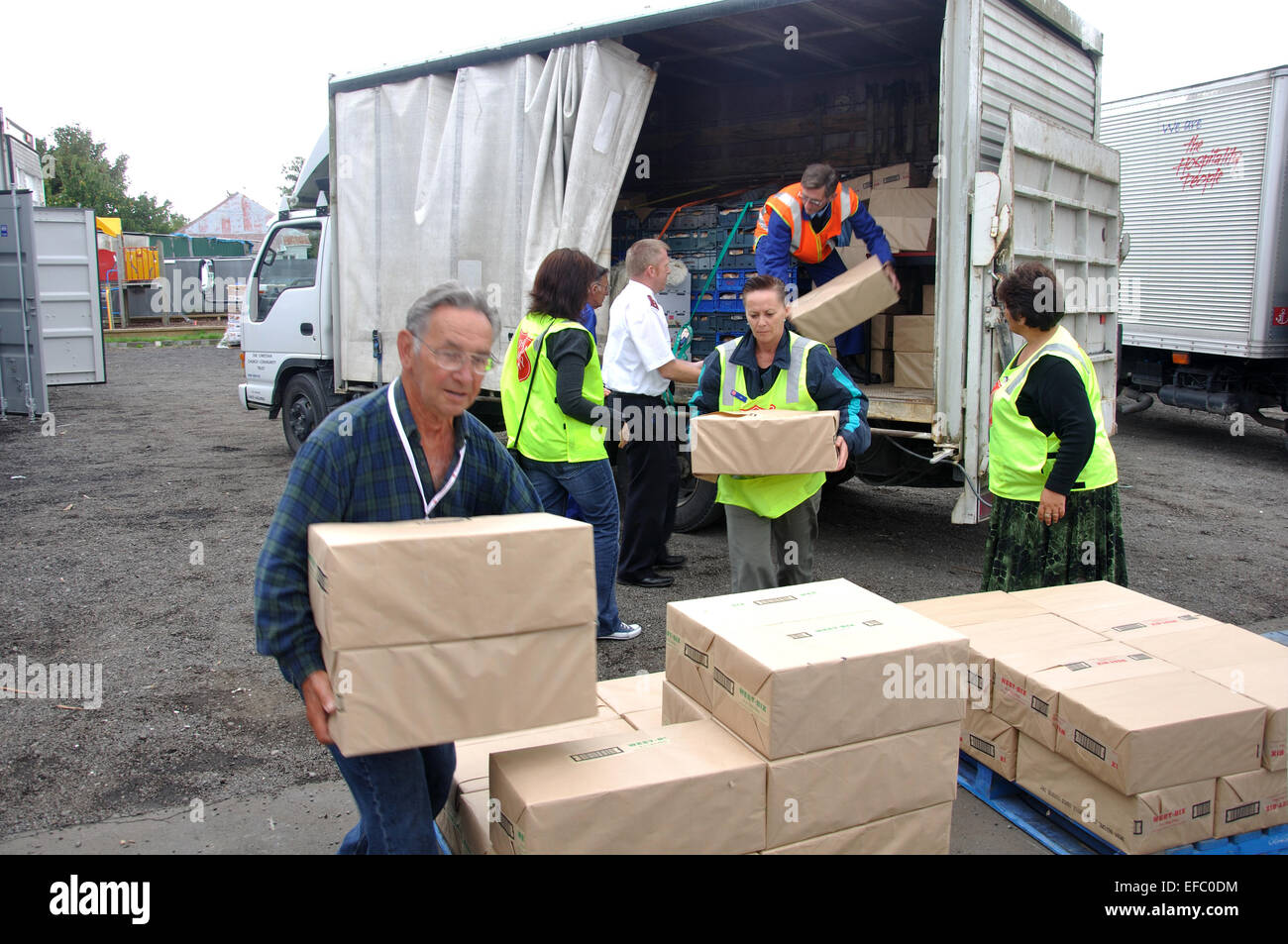 Freiwillige entladen Essen für die Opfer des Erdbebens in Christchurch, Südinsel, Neuseeland, 6.4 22.02.2011 Stockfoto
