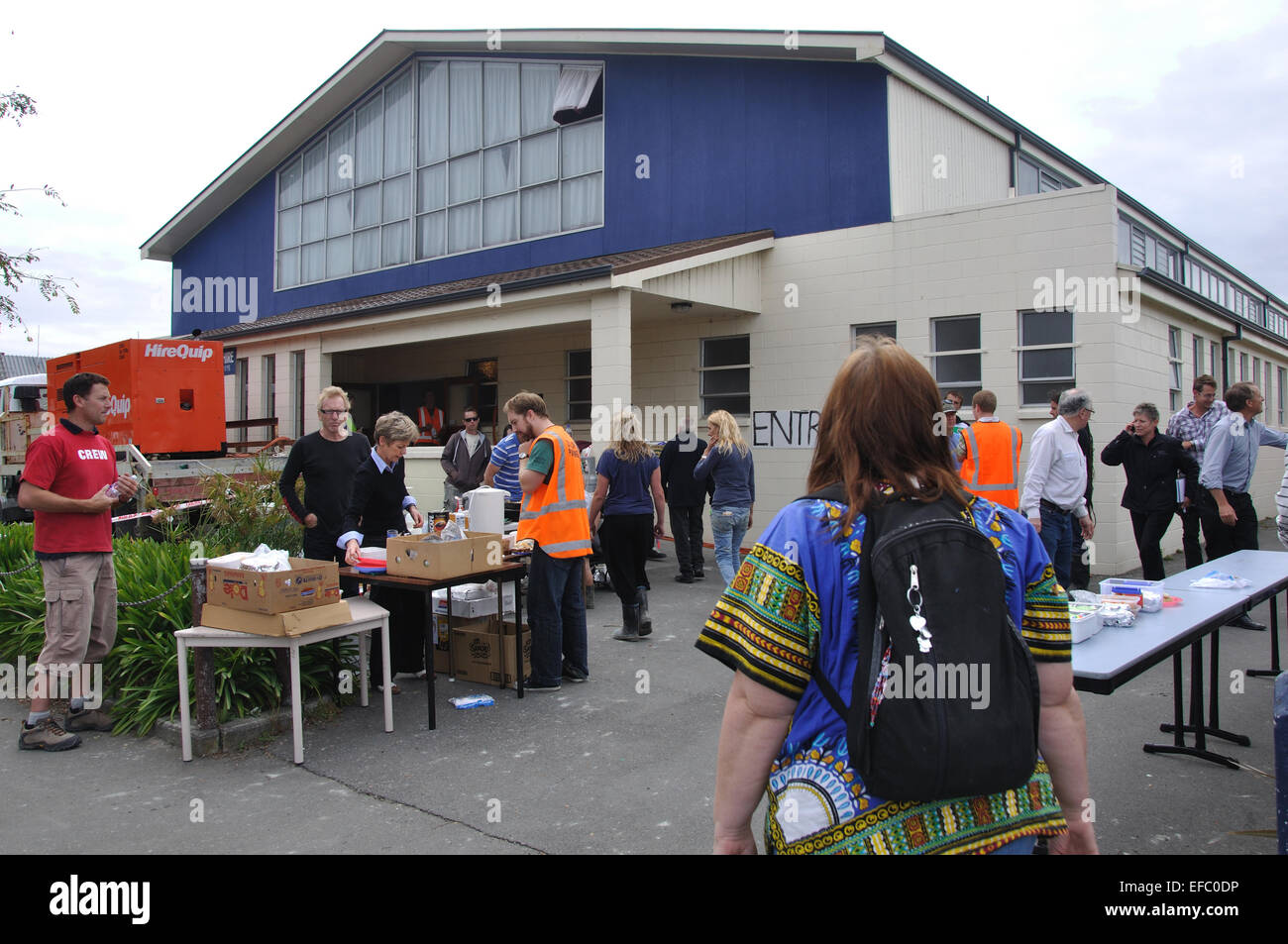 CHRISTCHURCH, NEW ZEALAND, 22. Februar 2011: Leute kommen für die Versorgung mit Nahrungsmitteln an einer Relief-Station nach dem 6.4 Erdbeben. Stockfoto