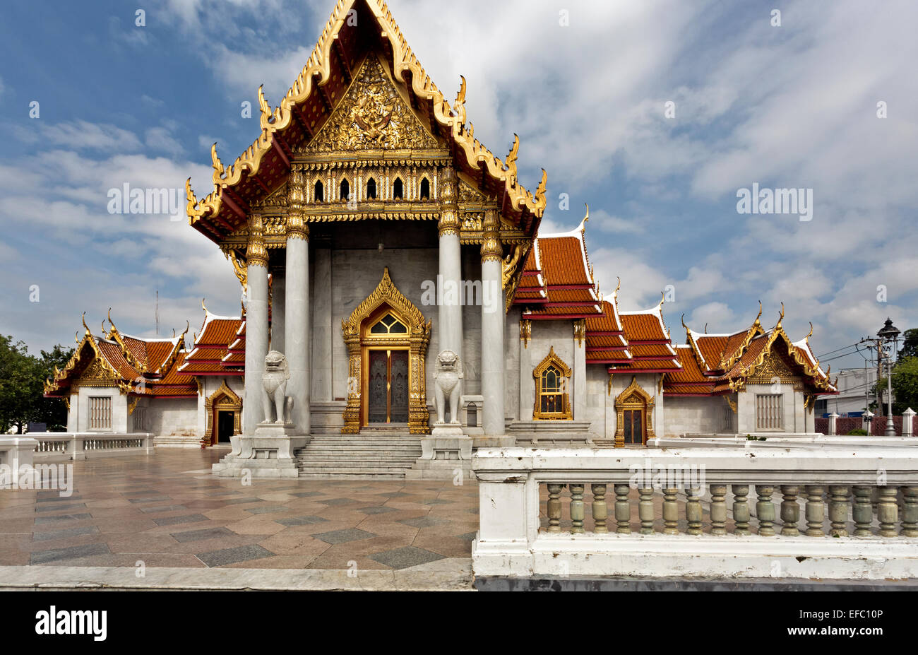 TH00410-00... THAILAND - hierhin, Wat Benchamabophit Dusitvanaram Ratchaworawiharn, bekannt als der Marmor-Tempel. Stockfoto