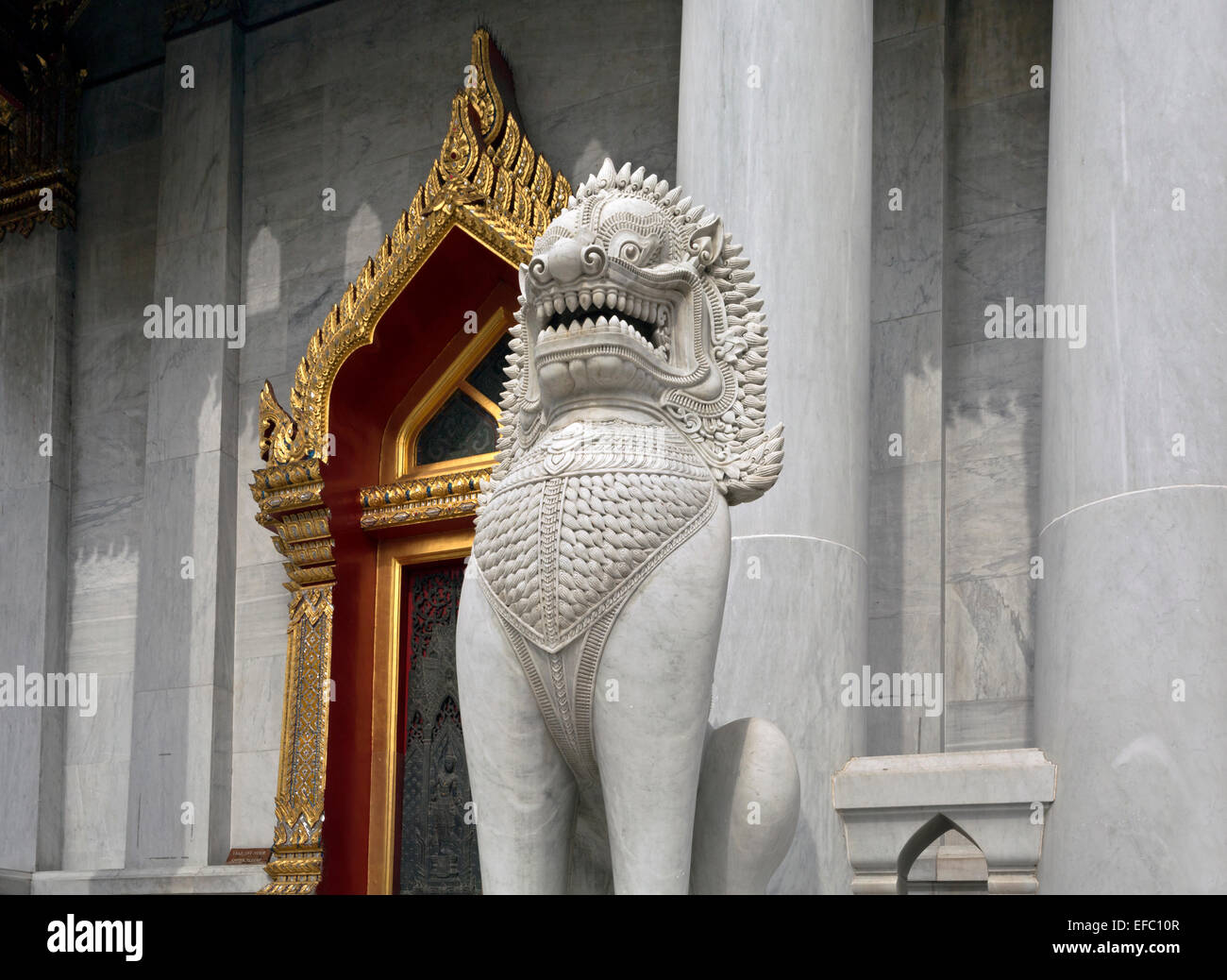 TH00411-00... THAILAND - Wächter am Eingang zum Wat Benchamabophit Dusitvanaram Ratchaworawiharn, bekannt als der Marmor-Tempel. Stockfoto