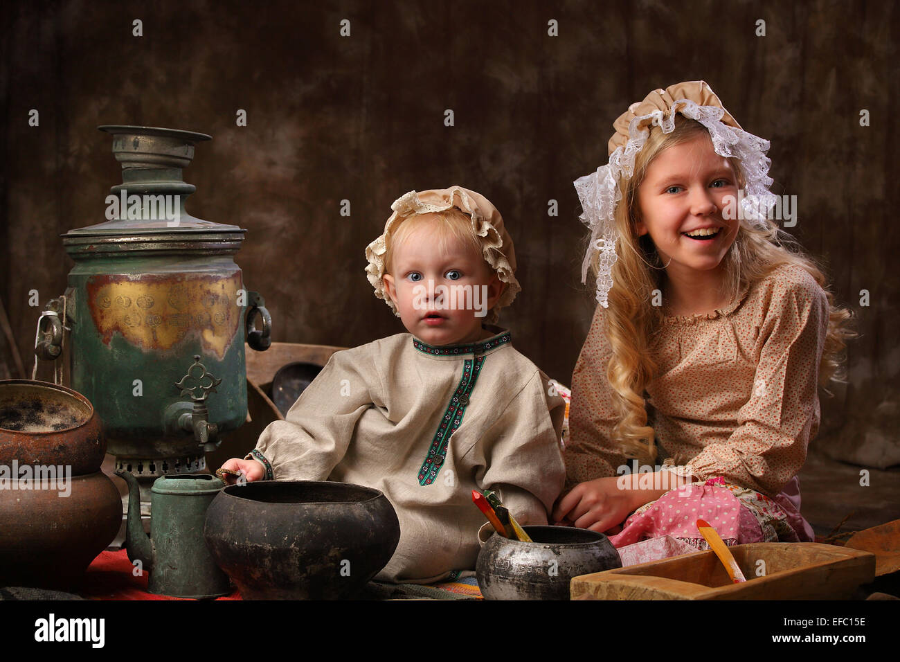 Dorf, Kinder, Samowar, Geschirr, Haushalt, Stockfoto