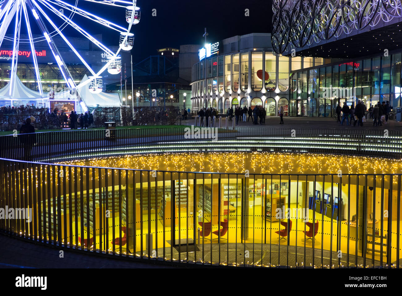 Weihnachtsfeiern im Centenary Square, Birmingham. Das große Rad außerhalb der Library of Birmingham. Stockfoto