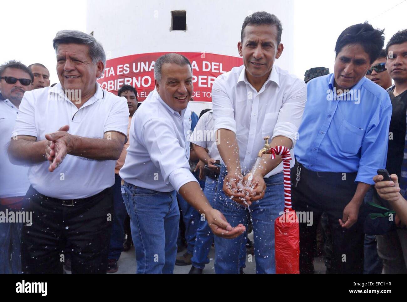 Casa Grande, Peru. 30. Januar 2015. Perus Präsident Ollanta Humala (2. R) nimmt Teil an einer Eröffnungsfeier der sanitären Einrichtungen und Infrastruktur arbeitet im Casa Grande Bezirk, La Libertad-Abteilung, Peru, am 30. Januar 2015. Bildnachweis: ANDINA/Xinhua/Alamy Live-Nachrichten Stockfoto