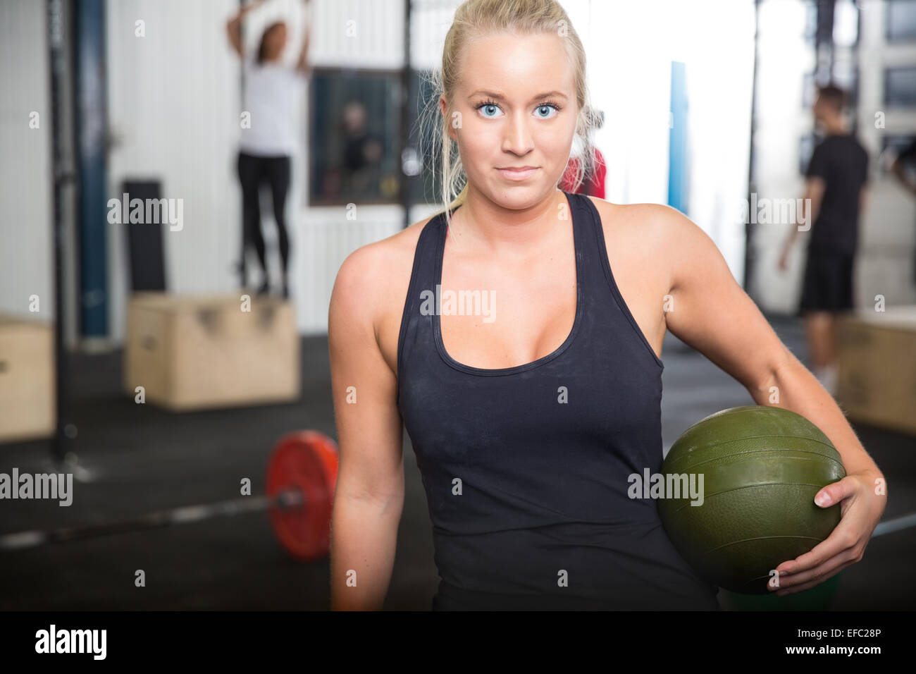 Fitness-Frau mit Slam-Ball im Fitness center Stockfoto