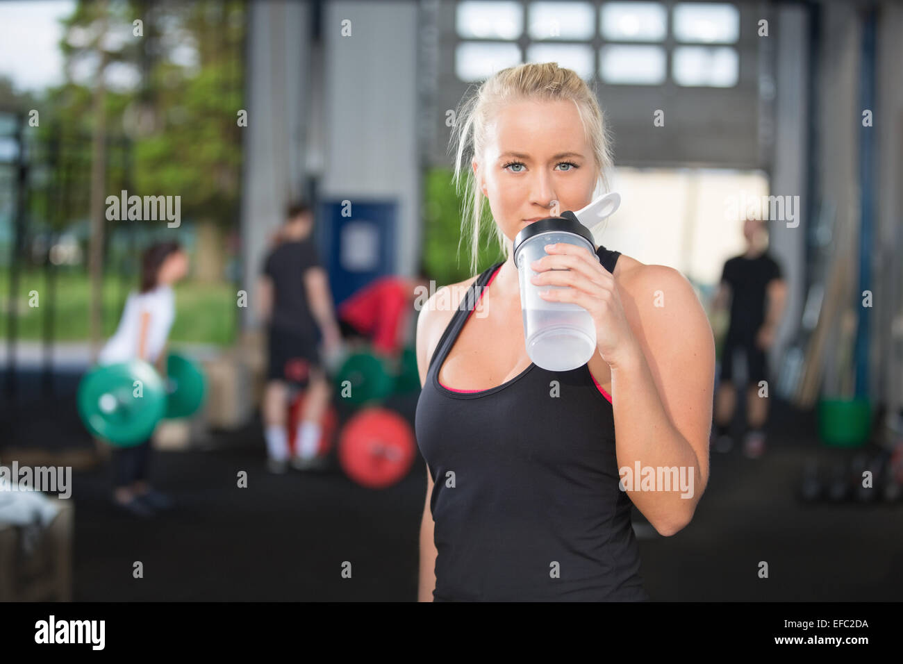 Frau Trinkwasser im Fitness-Studio-Fitnesscenter Stockfoto