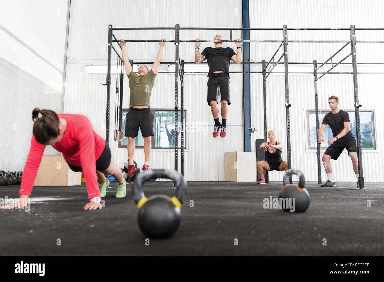 CrossFit Gruppe trainiert verschiedene Übungen Stockfoto