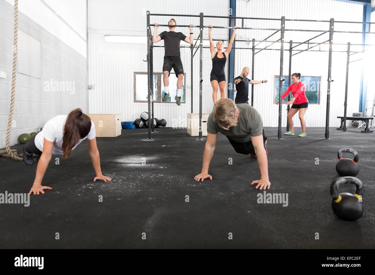 Training Gruppe schult Übungen im Fitness-Studio Stockfoto