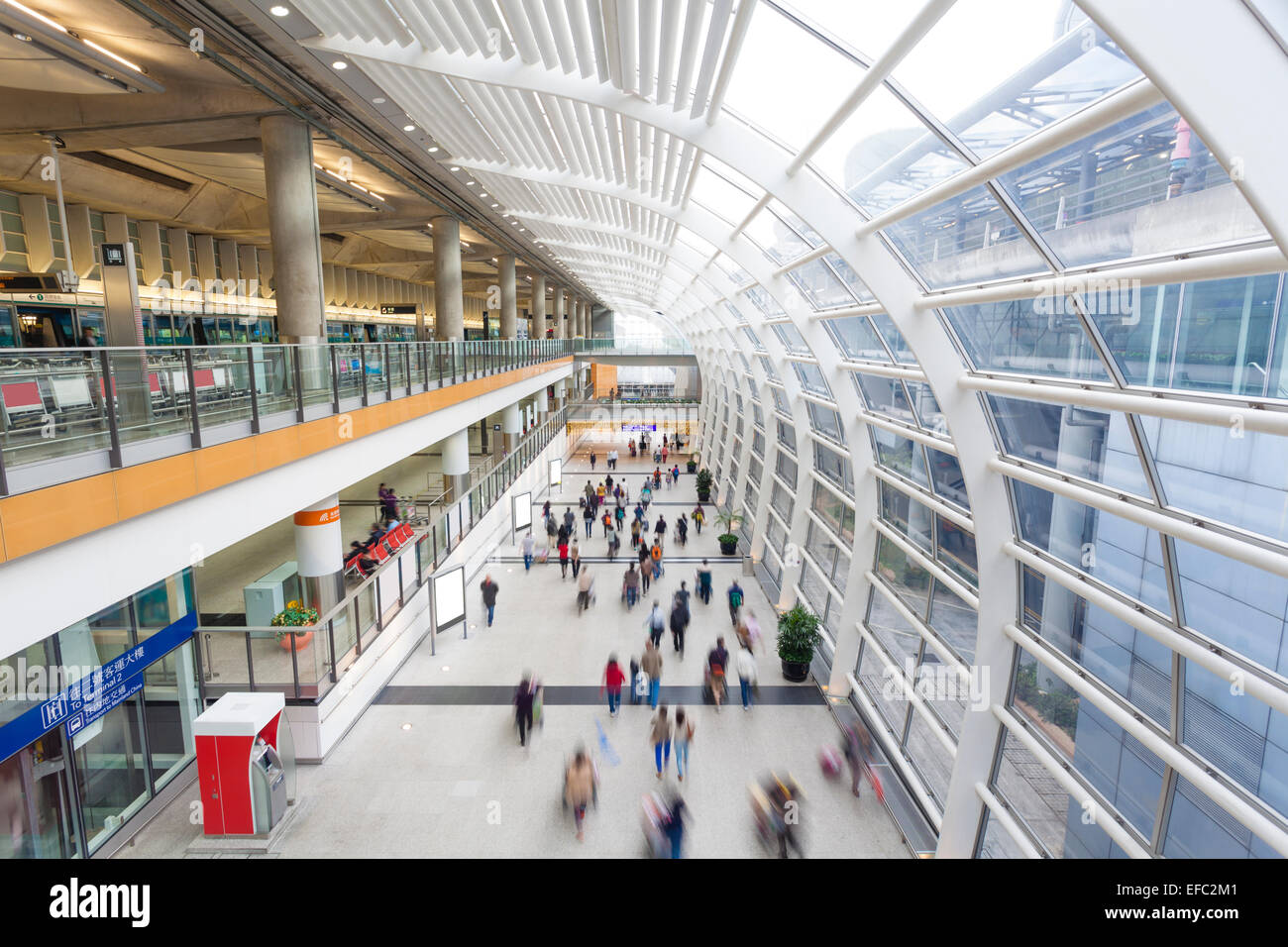 Pendler in einem Flughafen-terminal Stockfoto