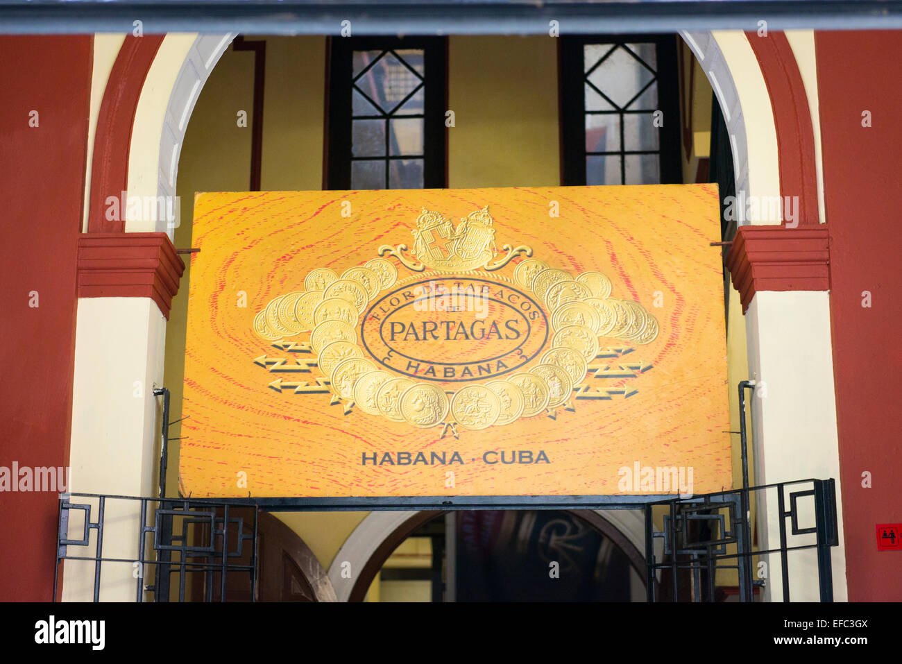 Kuba alte Havanna La Habana Vieja Flor de Tobacos de Partagas Zigarre Fabrik Eingang Stockfoto