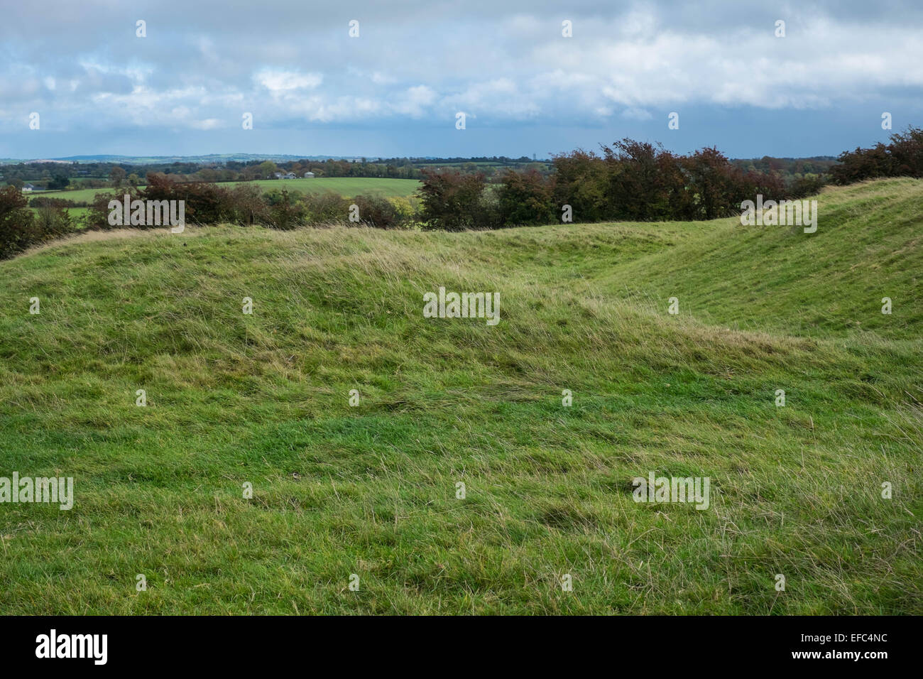 Hügeliges Gelände am alten historischen Standort in den irischen midlands Stockfoto