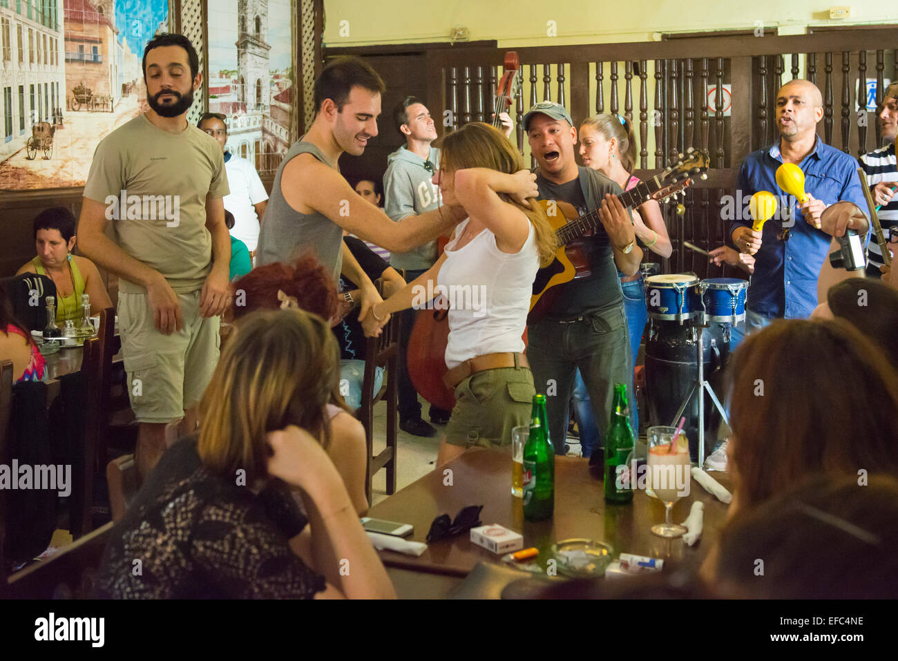 Kuba alte Havanna La Habana Vieja Calle Obispo typisch kubanische Bar