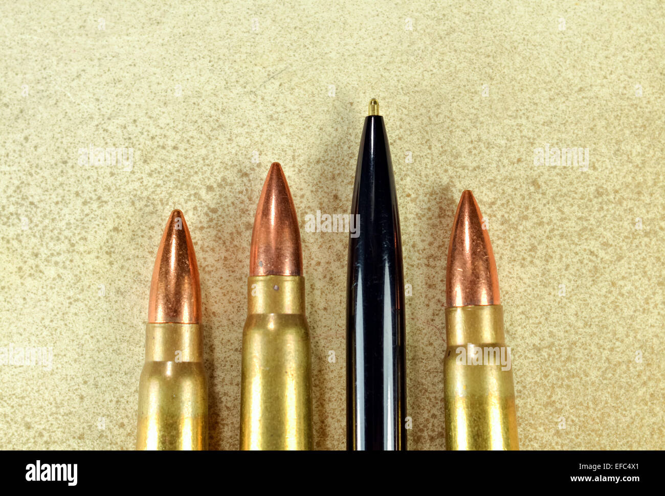 Stift und Kugeln als konzeptioneller Ausdruck der Macht der Worte Stockfoto