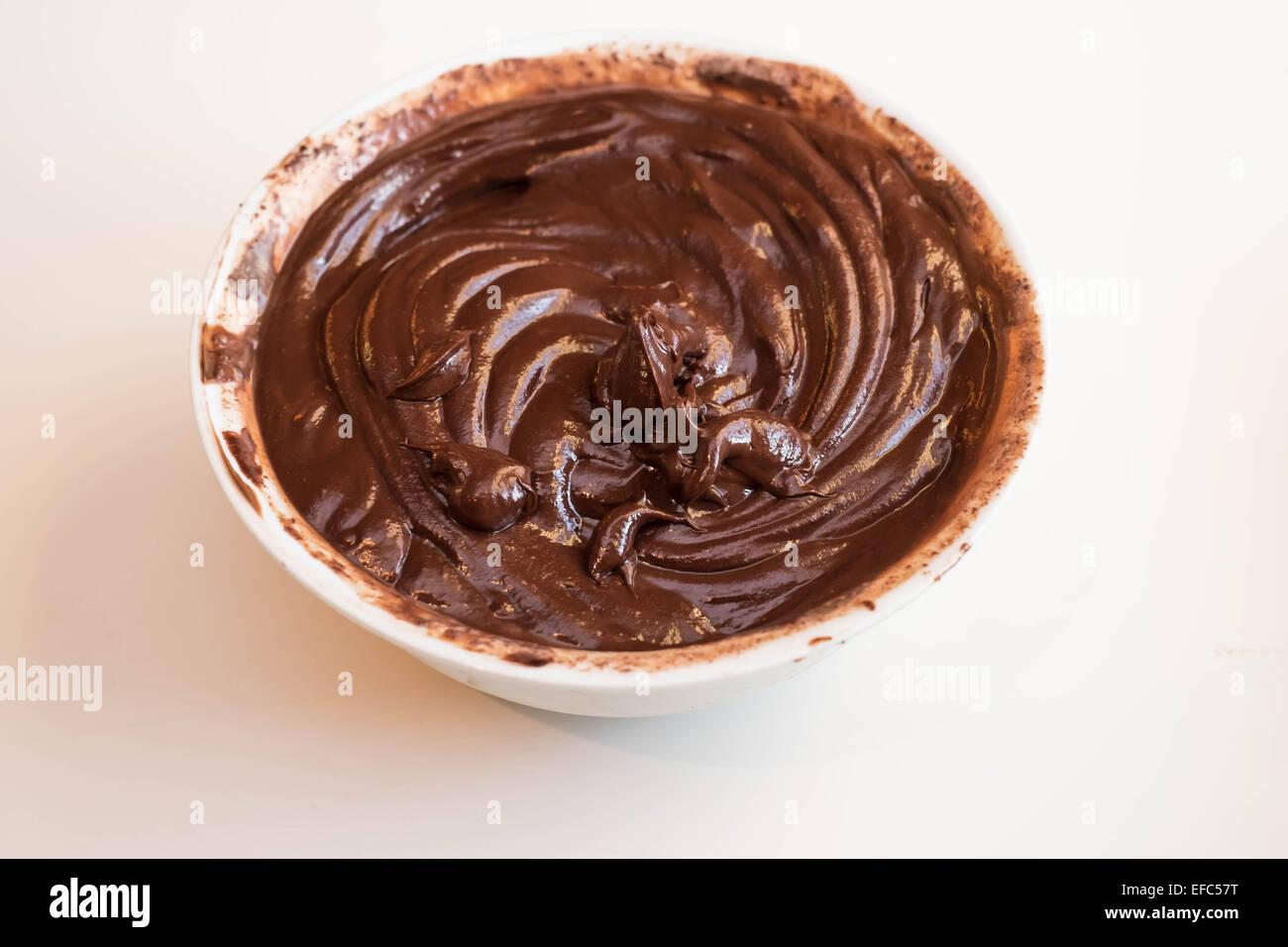 Hausgemachte Schokolade Ganache in einer weißen Schüssel zu Trüffel Stockfoto