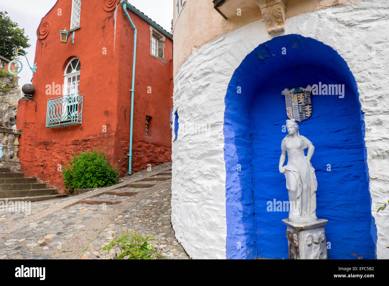 Statue vor ein Wappen Stockfoto