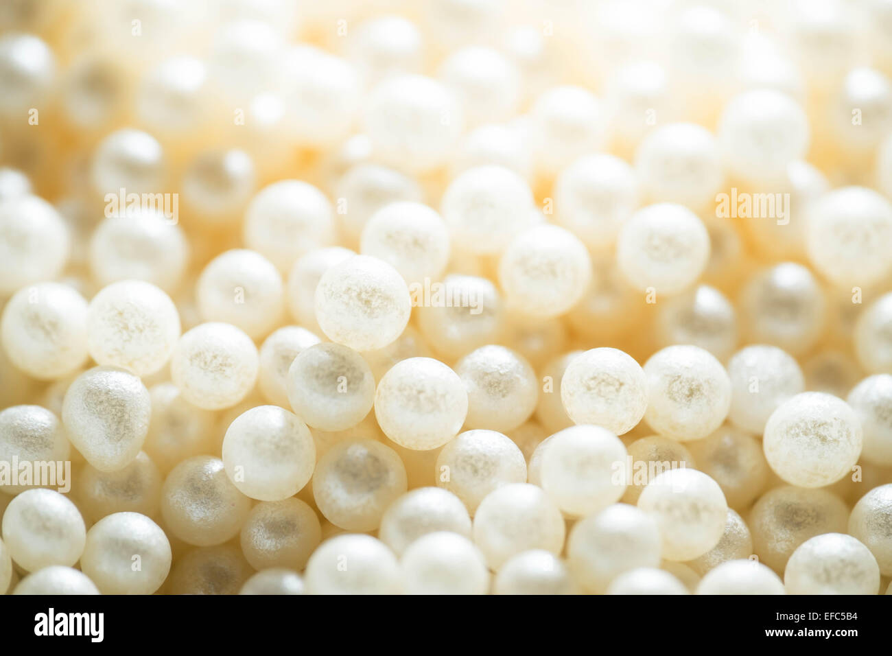 Zucker Kuchen dekorieren Perlen in cremefarben Stockfoto