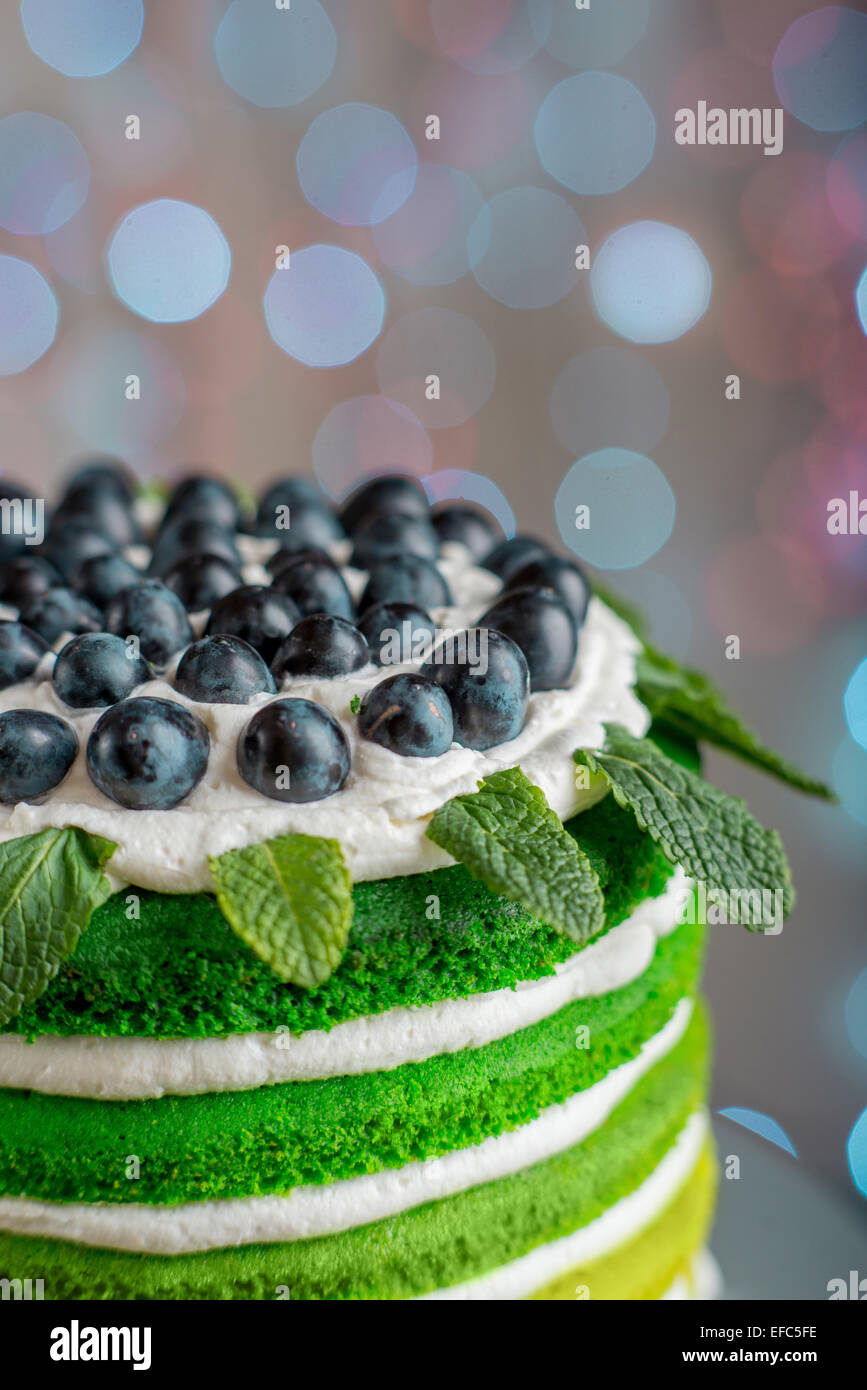 Schön alles Gute zum Geburtstagskuchen mit Mascarpone und Trauben auf dem Kuchen stehen auf festlichen Licht bokeh Stockfoto