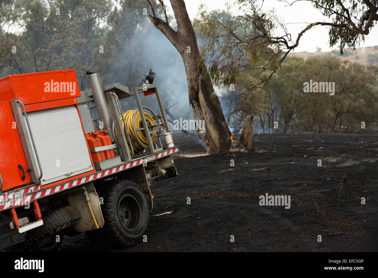 Ein Foto von einem Feuerwehrauto auf die Nachwirkungen des ein Buschfeuer auf einer trockenen australischen Farm im zentralen westlichen NSW. Stockfoto