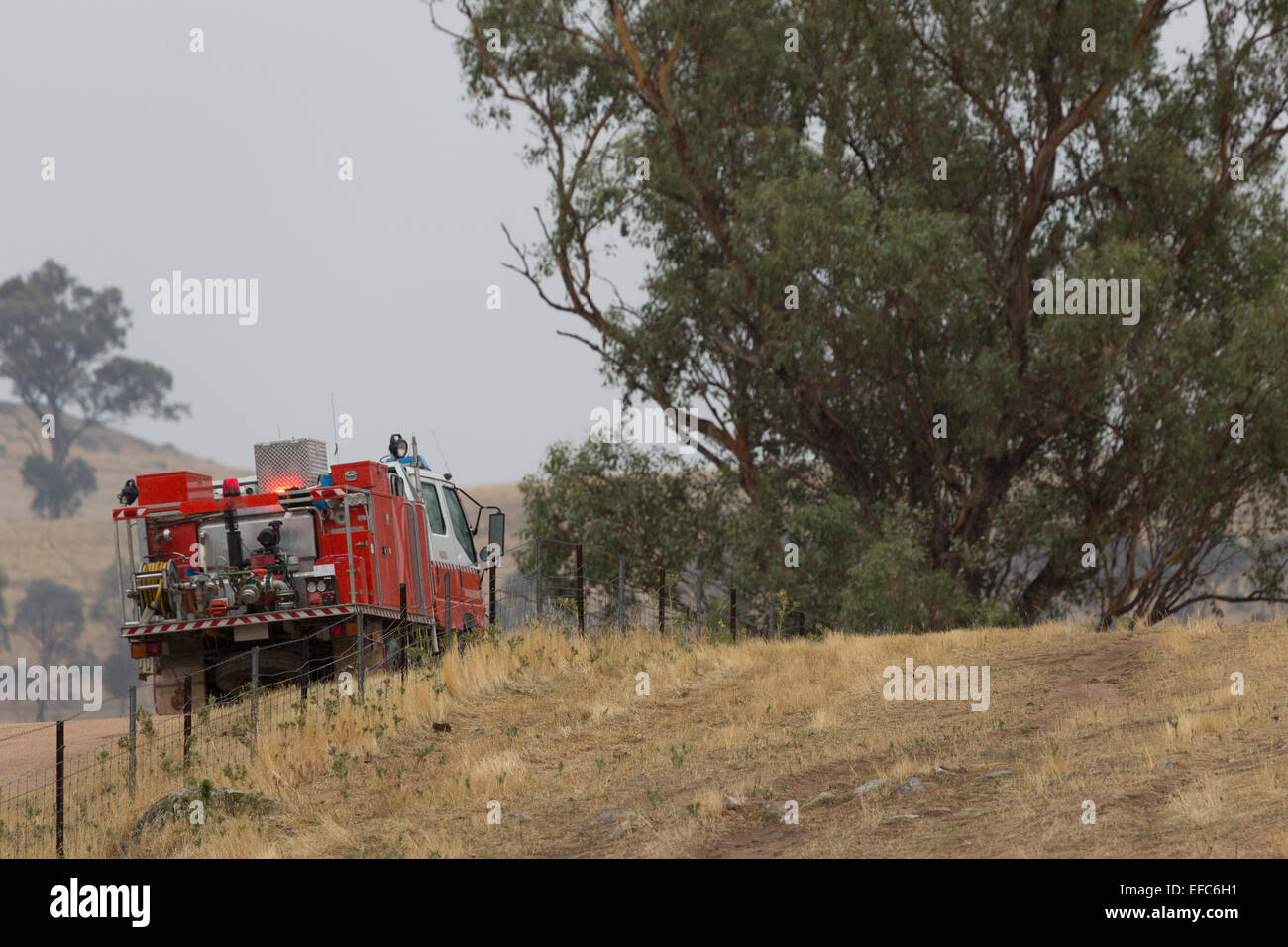 Ein Foto von einem ländlichen Dienst Feuerwehrauto auf die Nachwirkungen des ein Buschfeuer auf einer trockenen australischen Farm im zentralen westlichen NSW. Stockfoto